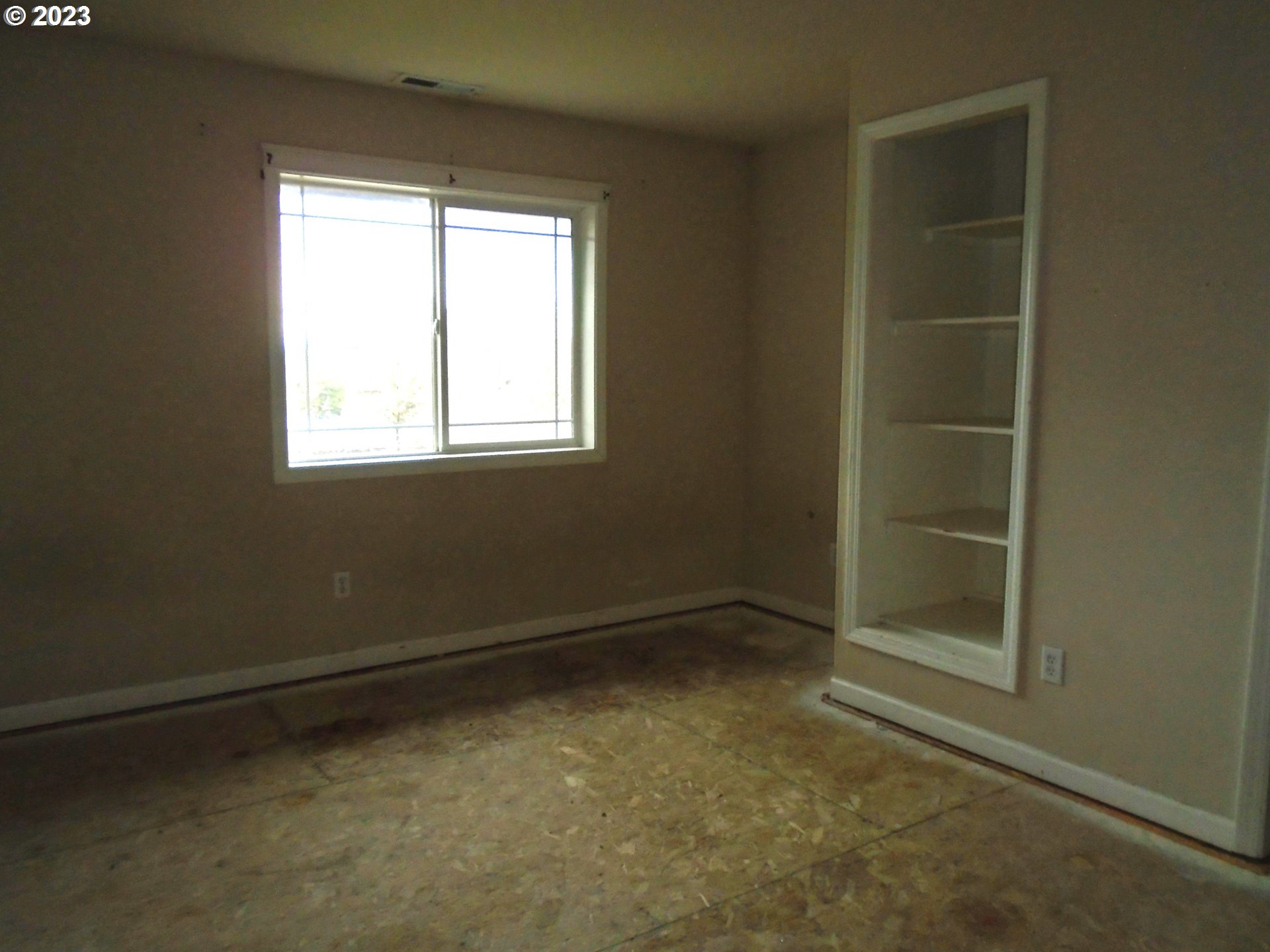 1710 South Dusky Drive Ridgefield, WA 98642 - Photo 12 of 16 a view of an empty room with a window
