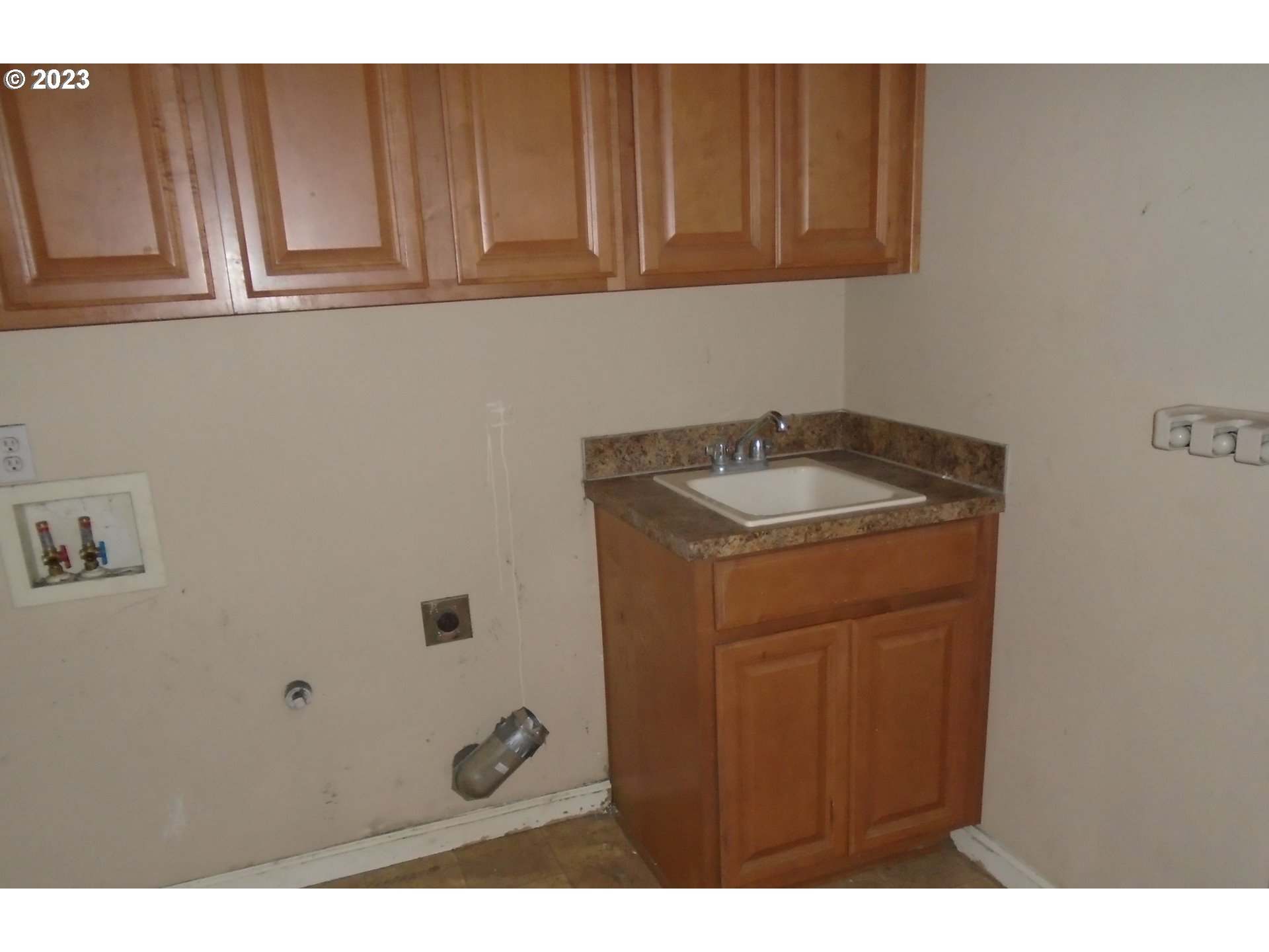 1710 South Dusky Drive Ridgefield, WA 98642 - Photo 14 of 16 a utility room with granite countertop a sink