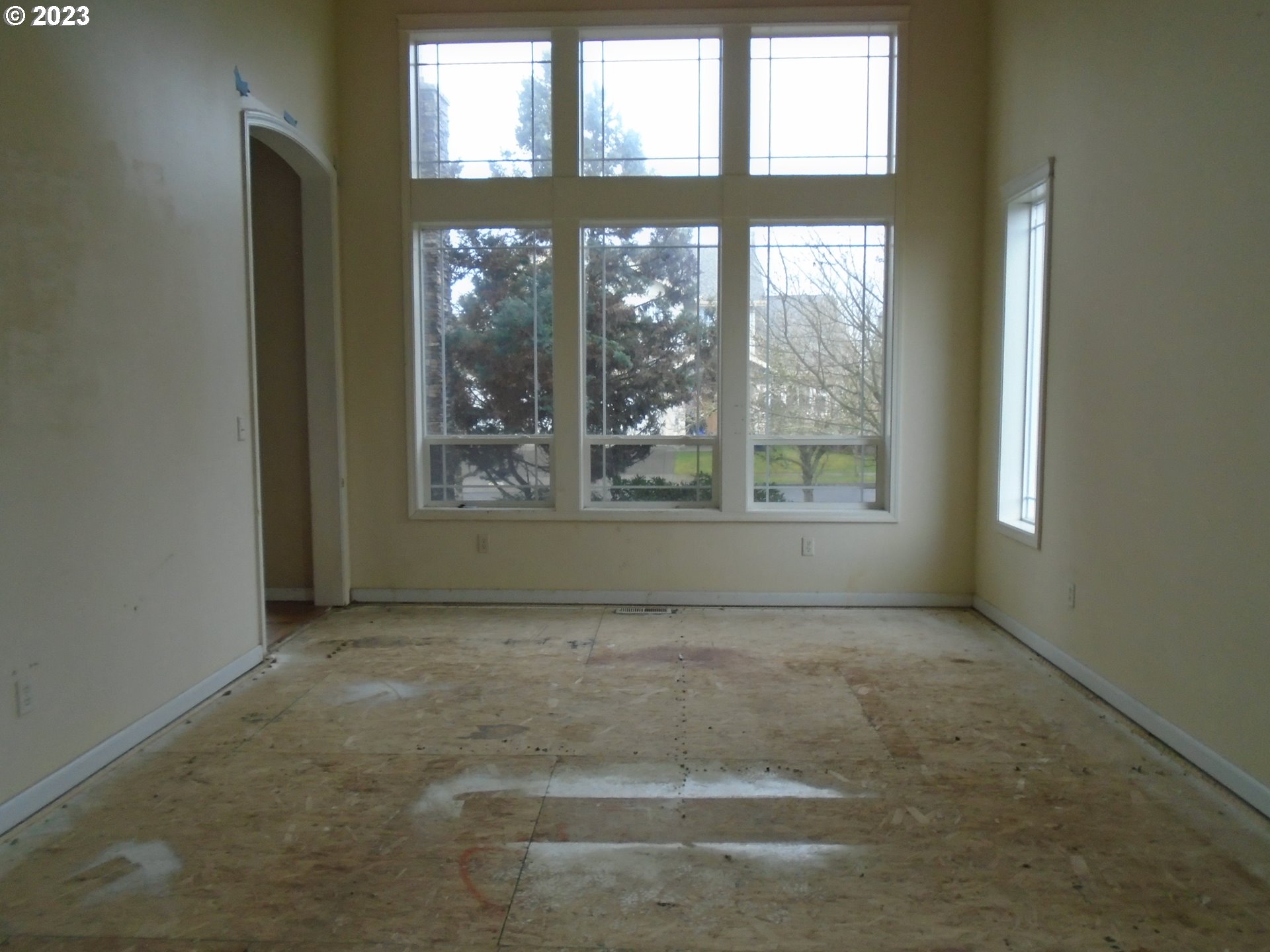 1710 South Dusky Drive Ridgefield, WA 98642 - Photo 2 of 16 a view of an empty room with a window