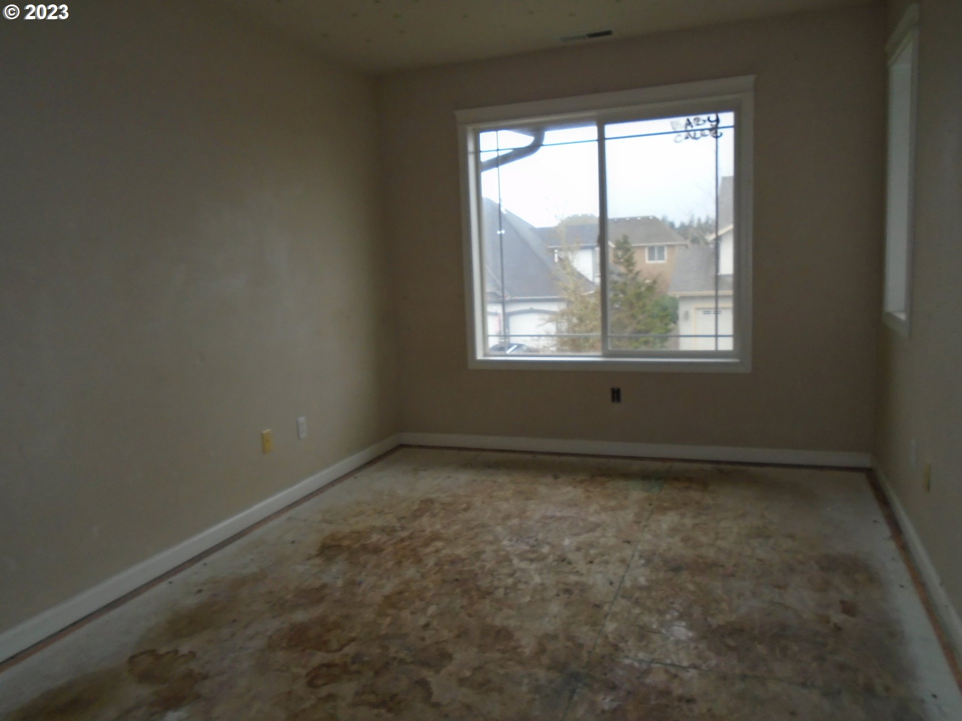 1710 South Dusky Drive Ridgefield, WA 98642 - Photo 10 of 16 an empty room with a window