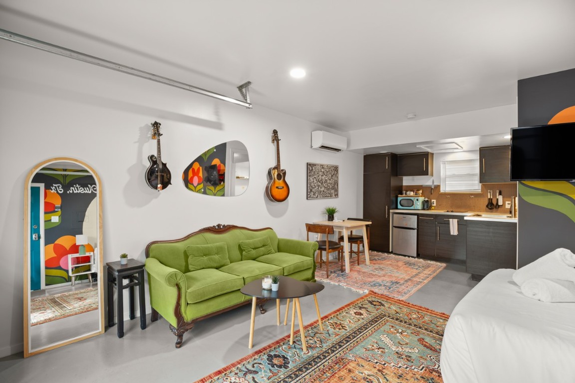 1406 Summit Street Austin, TX 78741 - Photo 20 of 32 a living room with furniture and flat screen tv