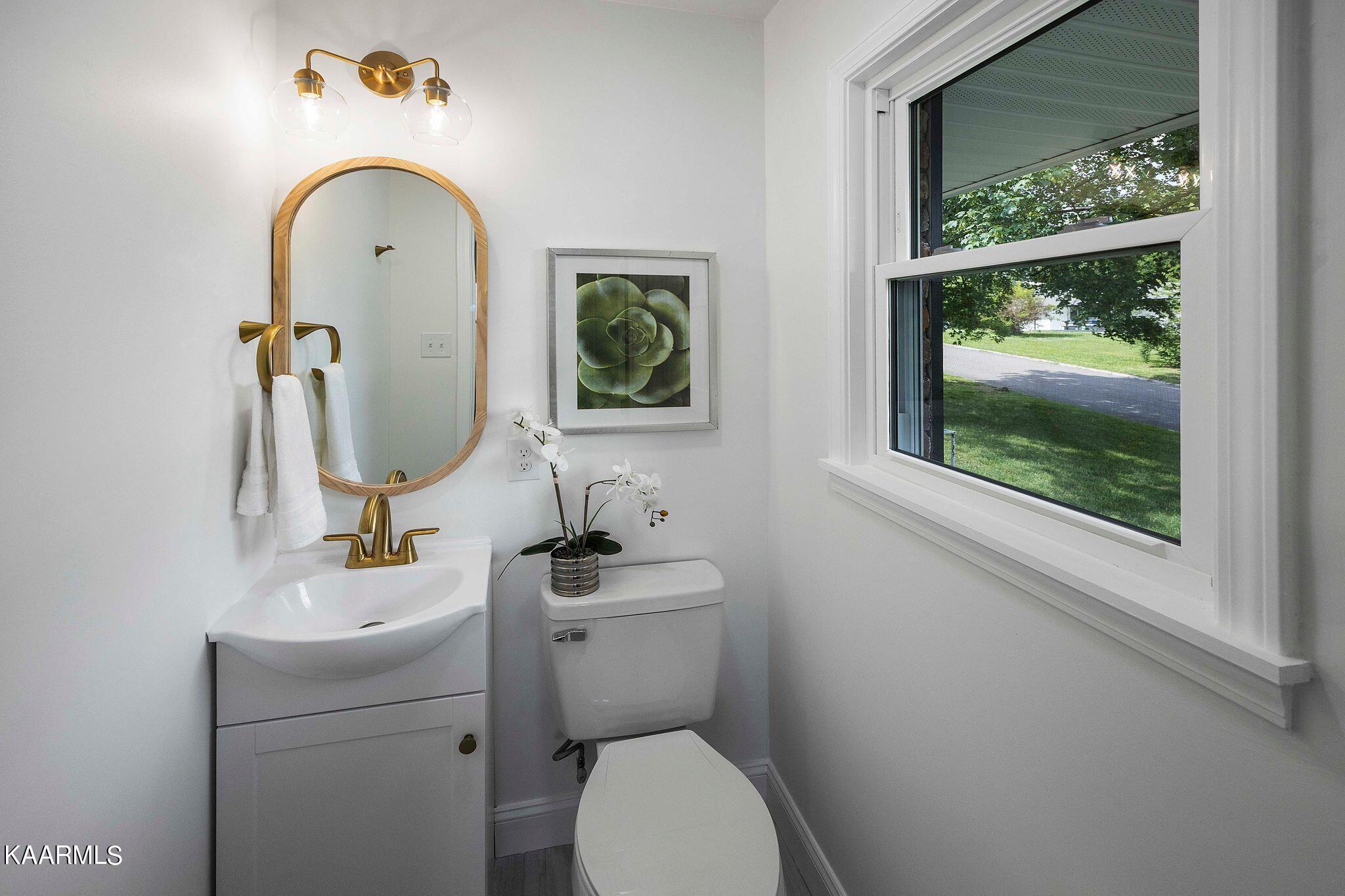 2501 Pulaski Road Knoxville, TN 37914 - Photo 13 of 32 pulaski master half bath