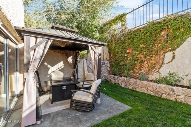 a view of a back yard