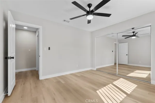 a view of a livingroom with a ceiling fan