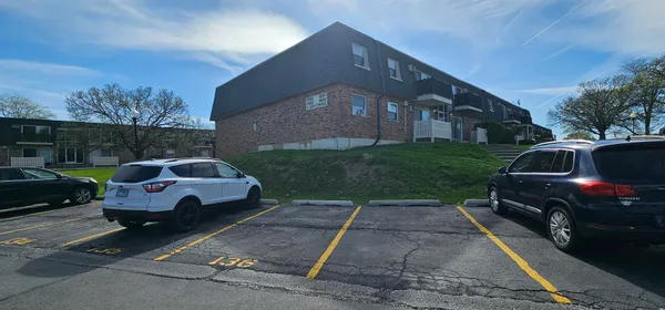 $137,500 | 9958 South 84th Terrace, Unit 206, Palos Hills, IL 60465