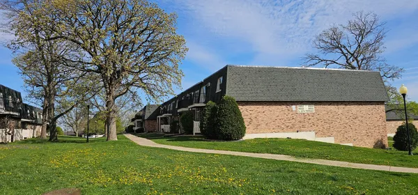 $137,500 | 9958 South 84th Terrace, Unit 206, Palos Hills, IL 60465