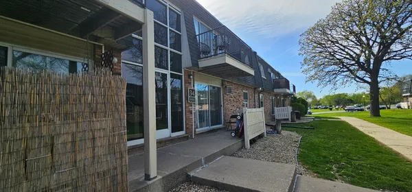 $137,500 | 9958 South 84th Terrace, Unit 206, Palos Hills, IL 60465