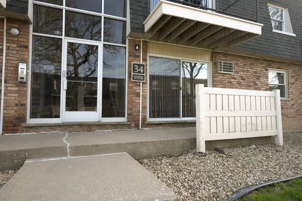 $137,500 | 9958 South 84th Terrace, Unit 206, Palos Hills, IL 60465