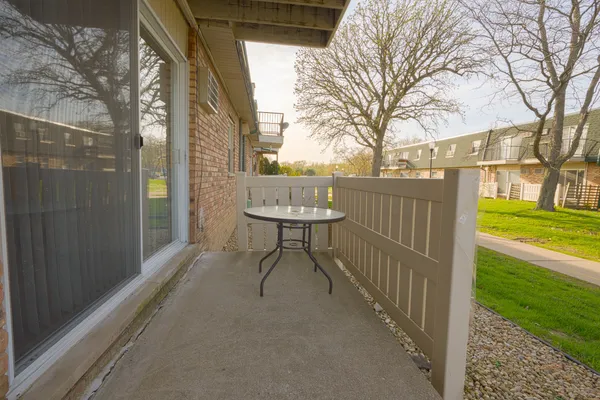 $137,500 | 9958 South 84th Terrace, Unit 206, Palos Hills, IL 60465