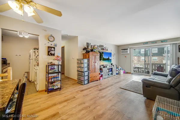 $137,500 | 9958 South 84th Terrace, Unit 206, Palos Hills, IL 60465