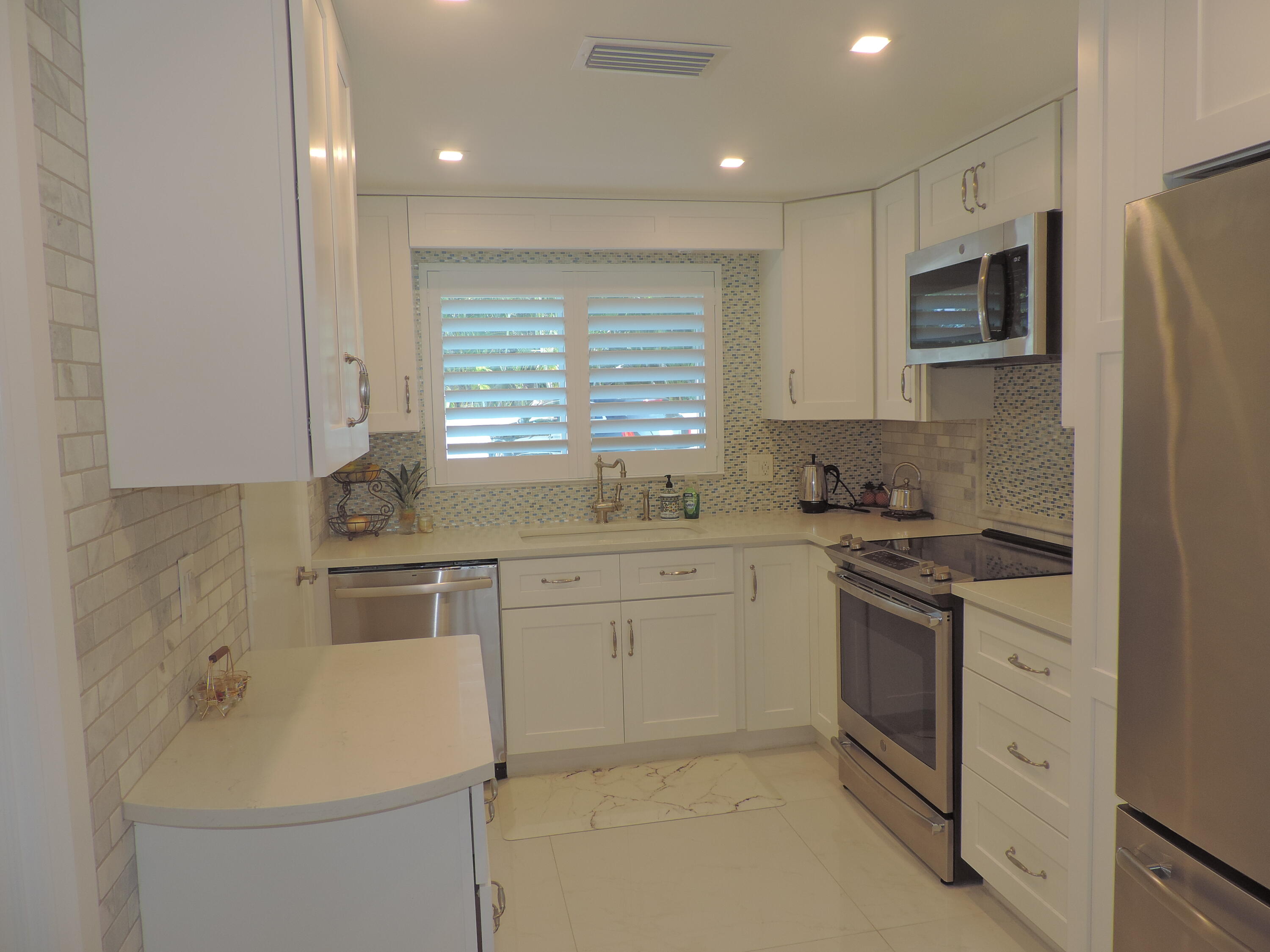 331 Tequesta Drive, Unit 118 Tequesta, FL 33469 - Photo 2 of 19 Kitchen