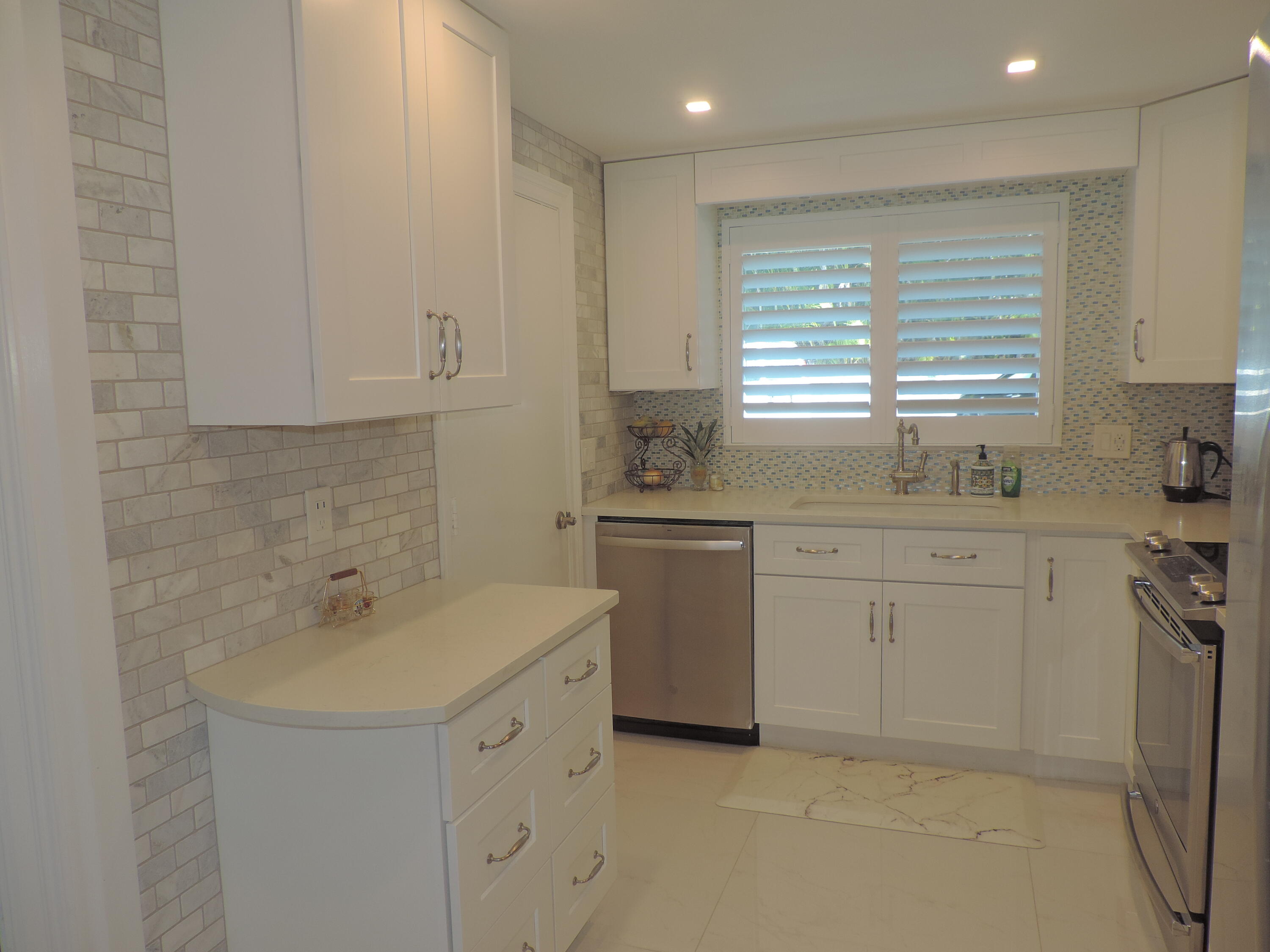 331 Tequesta Drive, Unit 118 Tequesta, FL 33469 - Photo 4 of 19 Kitchen