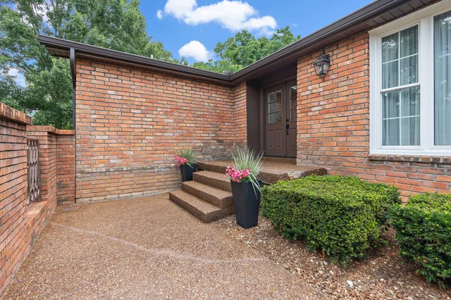 $1,000,000 | 6017 Bethany Boulevard, Nashville, TN 37221