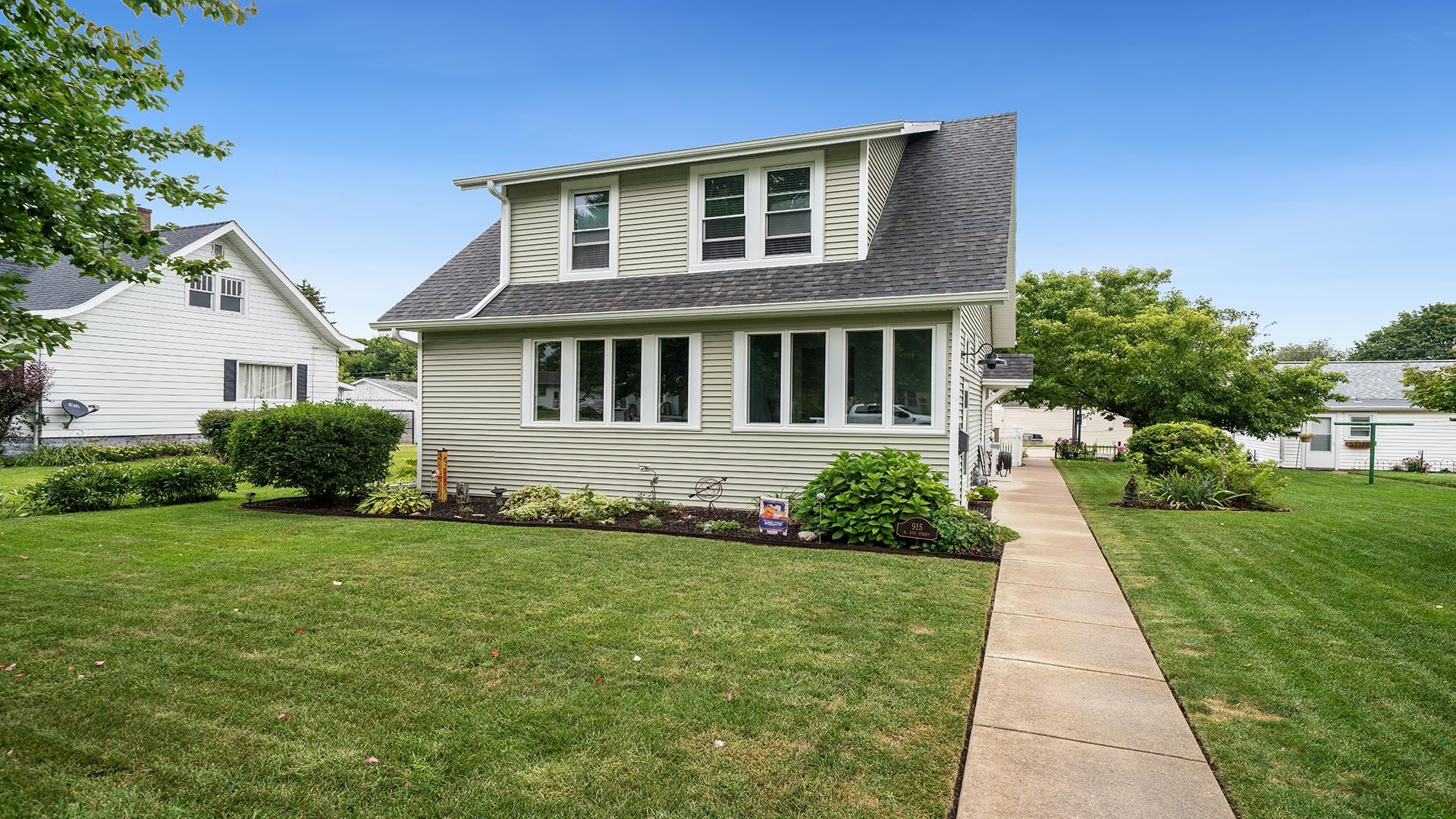 915 North 8th Street Rochelle, IL 61068 - Photo 1 of 38 a front view of a house with a yard