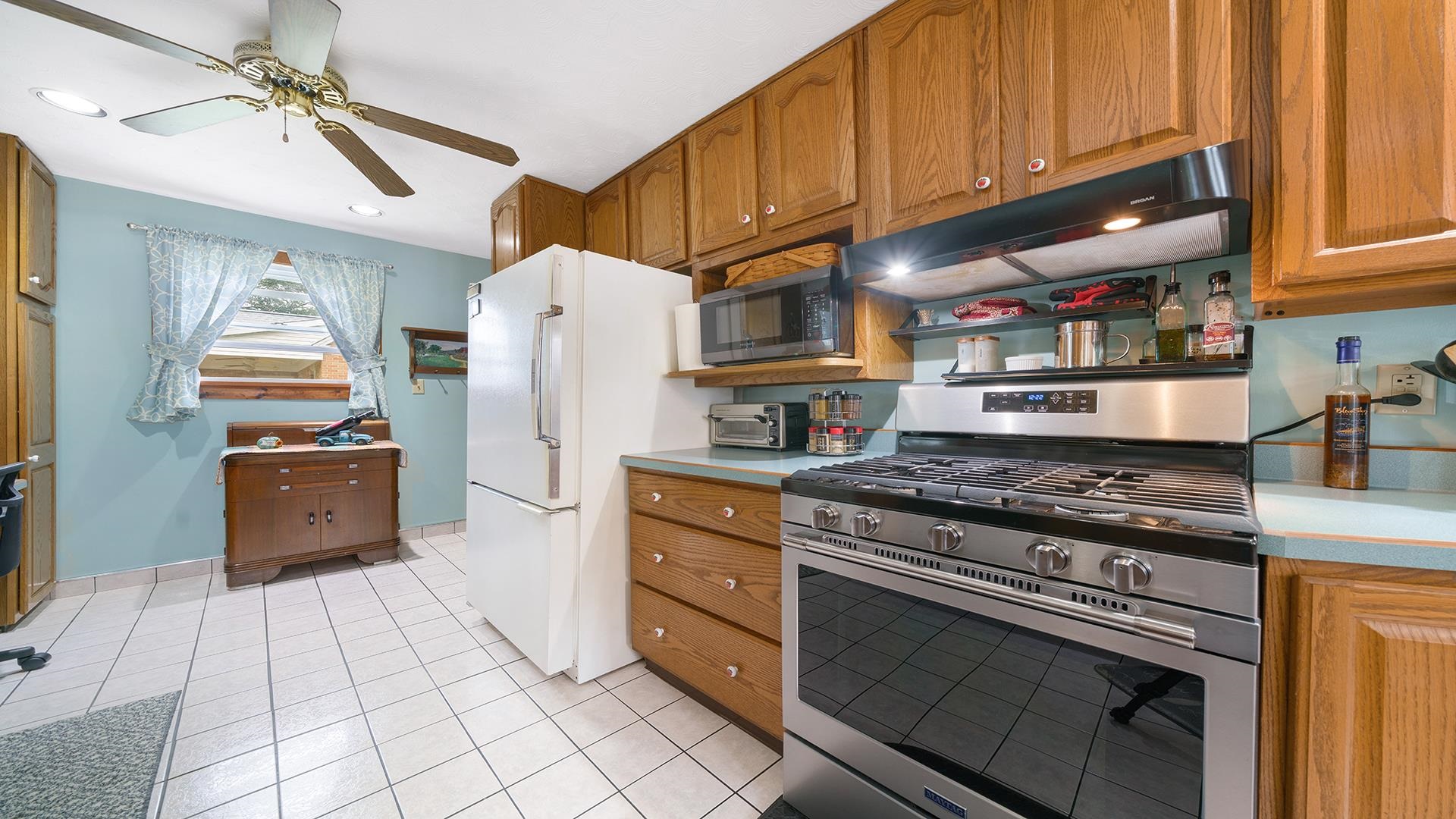 915 North 8th Street Rochelle, IL 61068 - Photo 6 of 38 a kitchen with stainless steel appliances granite countertop a stove a refrigerator and a microwave