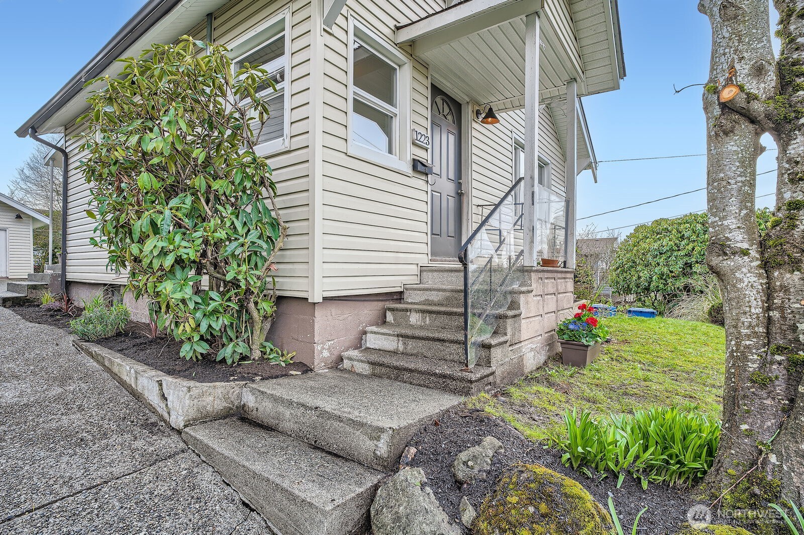 1223 Southwest Myrtle Street Seattle, WA 98106 - Photo 2 of 29 Gallery Image 2
