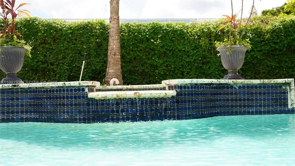 a view of a backyard