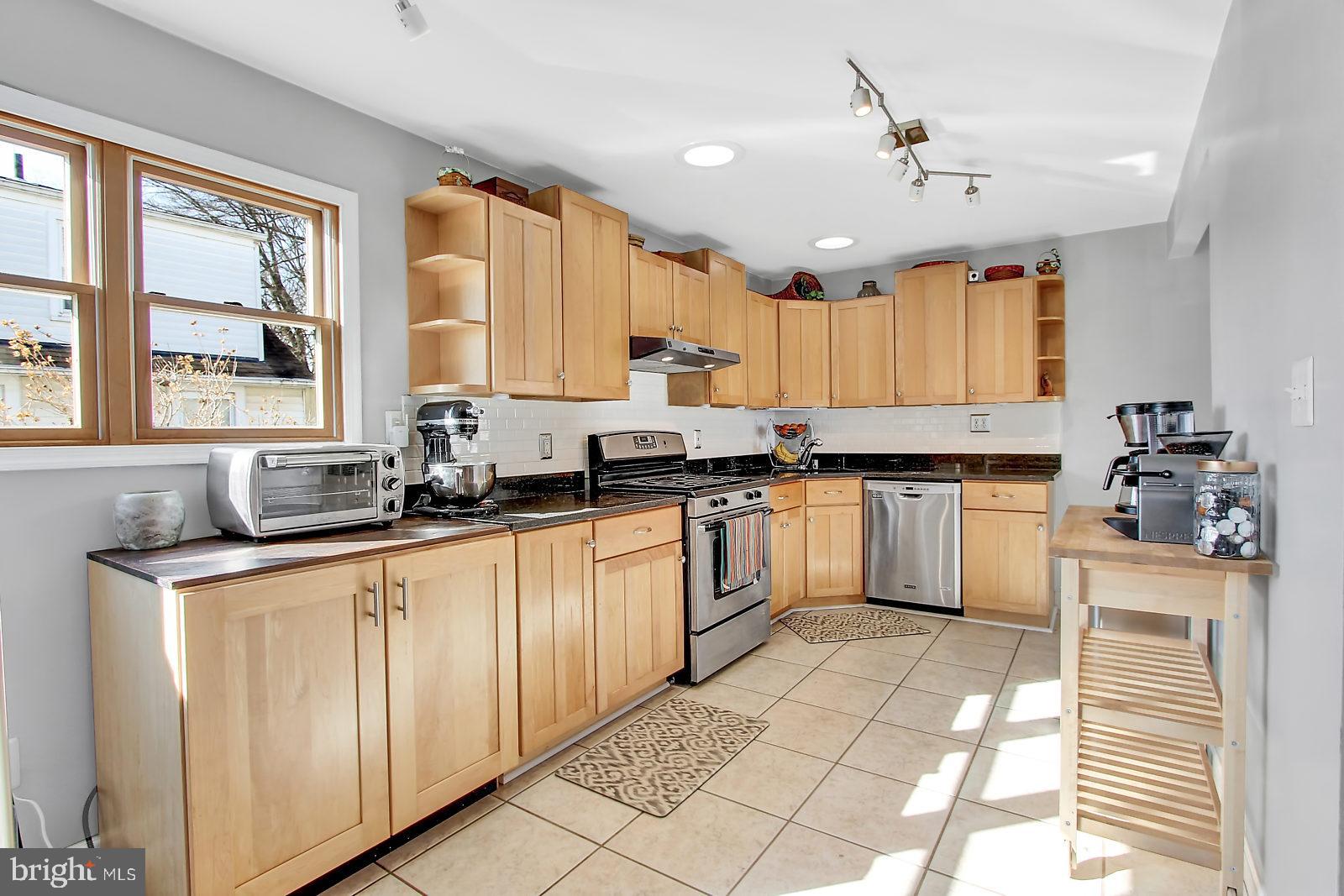 602 North Stuart Street Baltimore, MD 21221 - Photo 6 of 35 Modern Kitchen