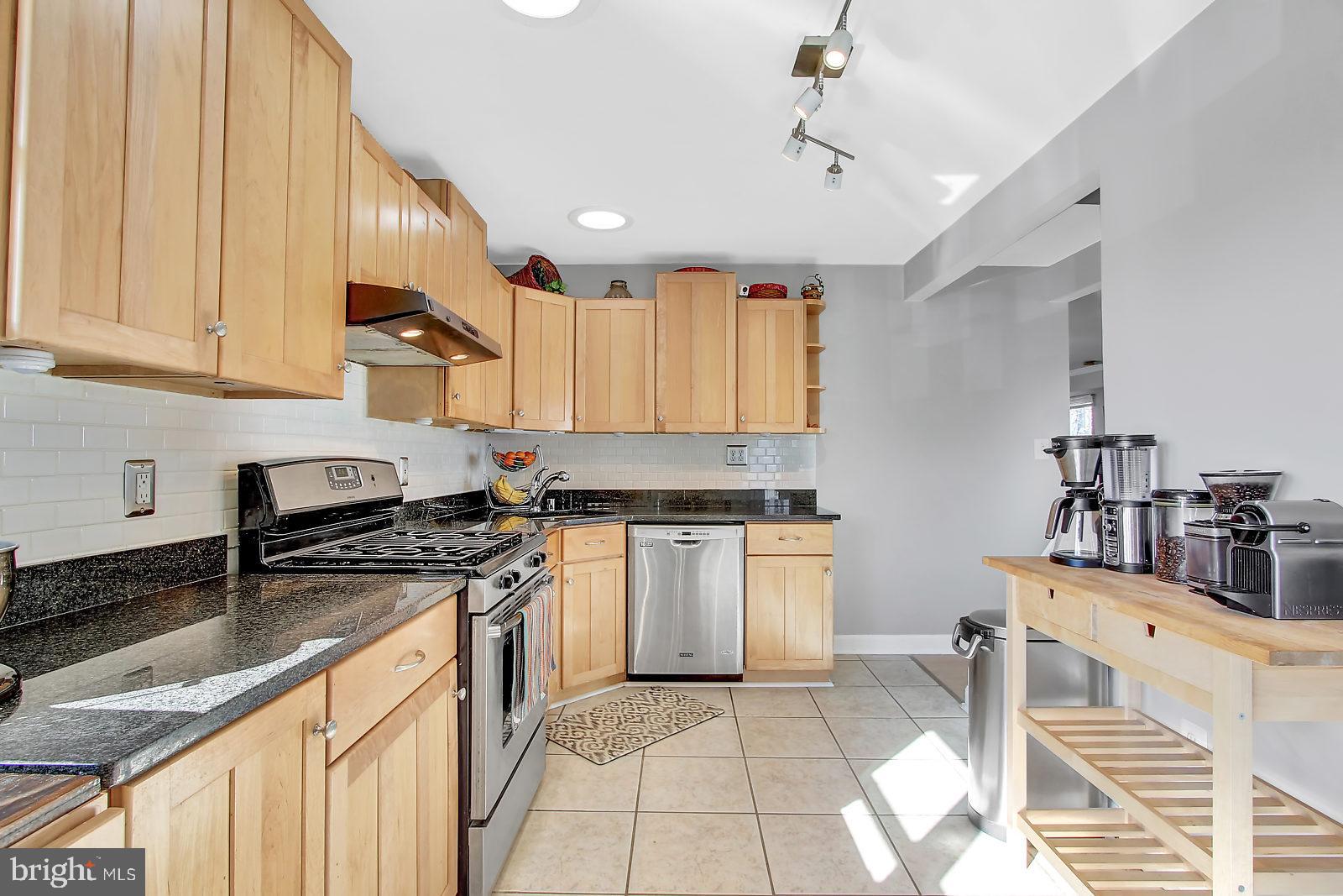 602 North Stuart Street Baltimore, MD 21221 - Photo 7 of 35 Granite Countertops