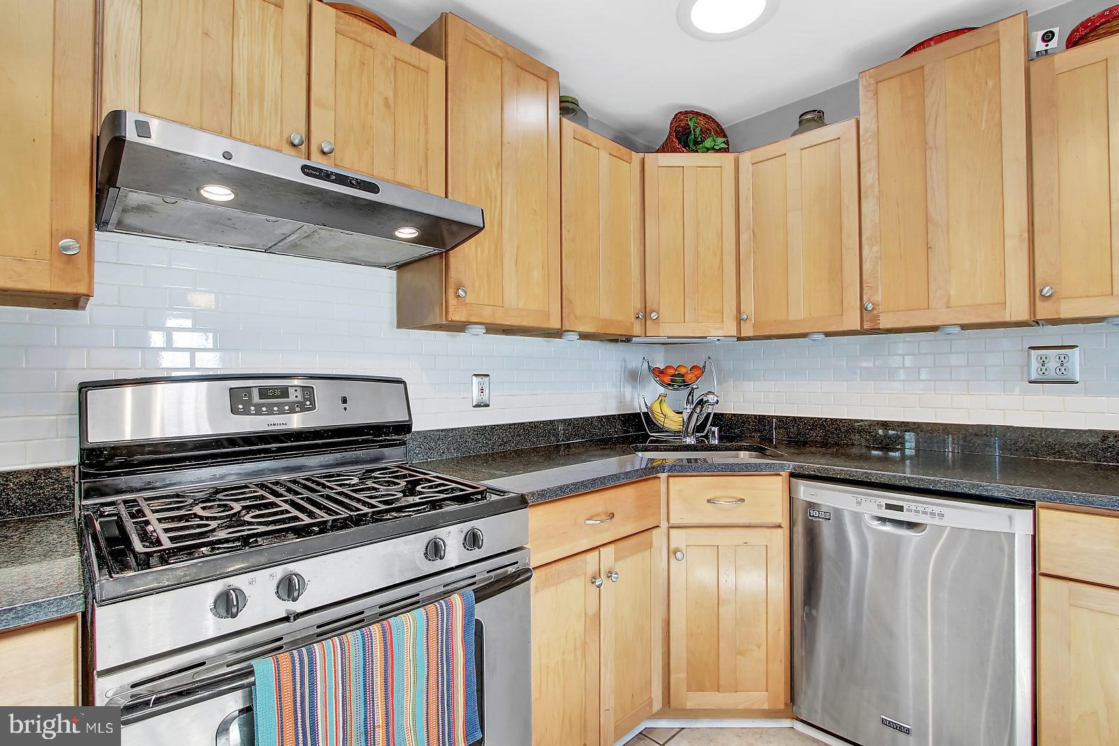 602 North Stuart Street Baltimore, MD 21221 - Photo 8 of 35 Staggered Craftmaid Cabinets