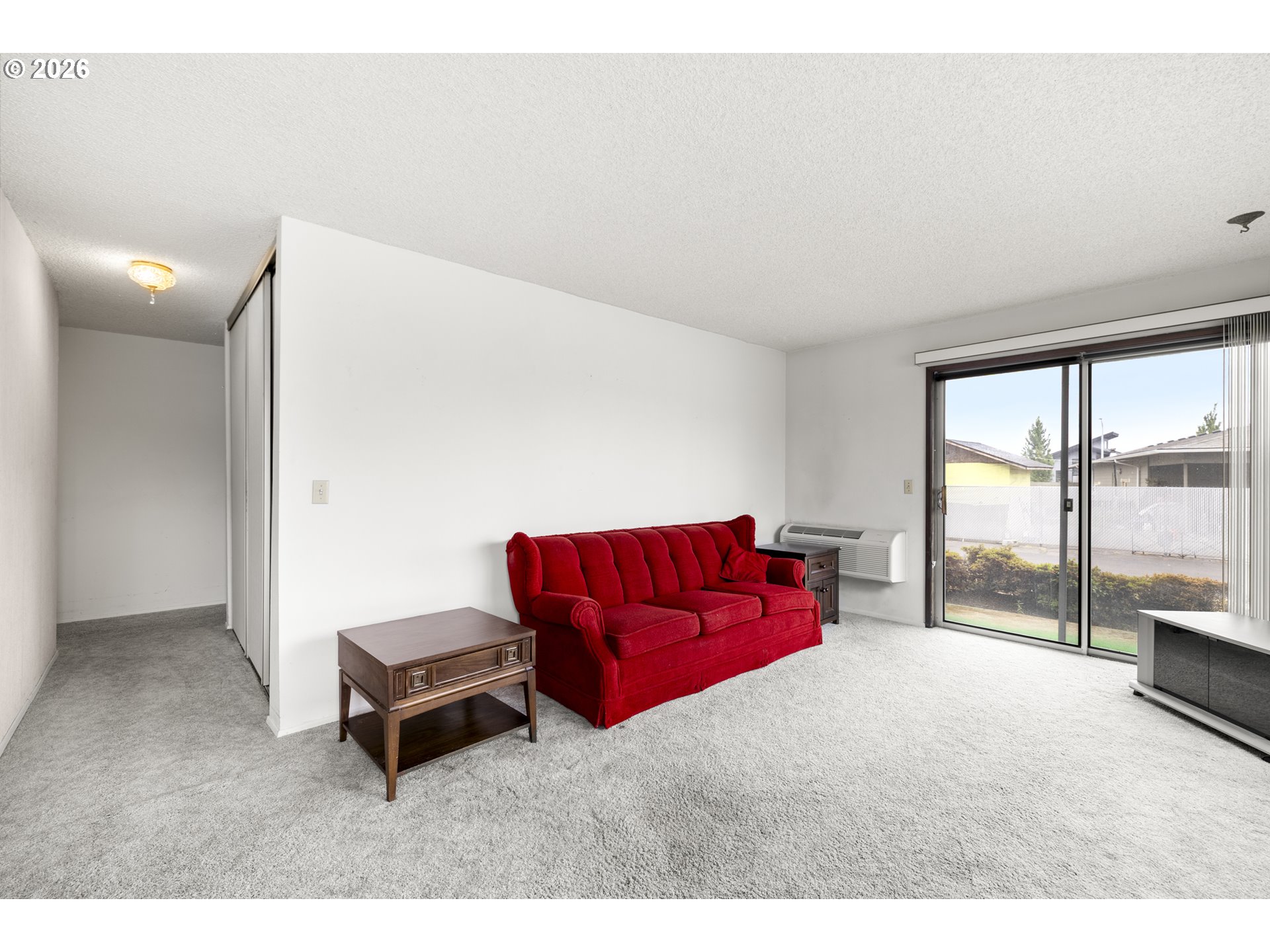 950 Evergreen Road, Unit 110 Woodburn, OR 97071 - Photo 7 of 38 Living Room/Entrance