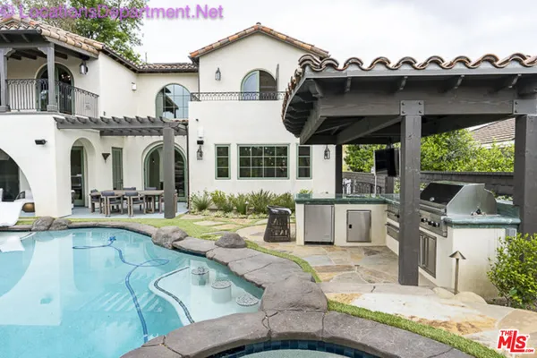 a house view with a outdoor space