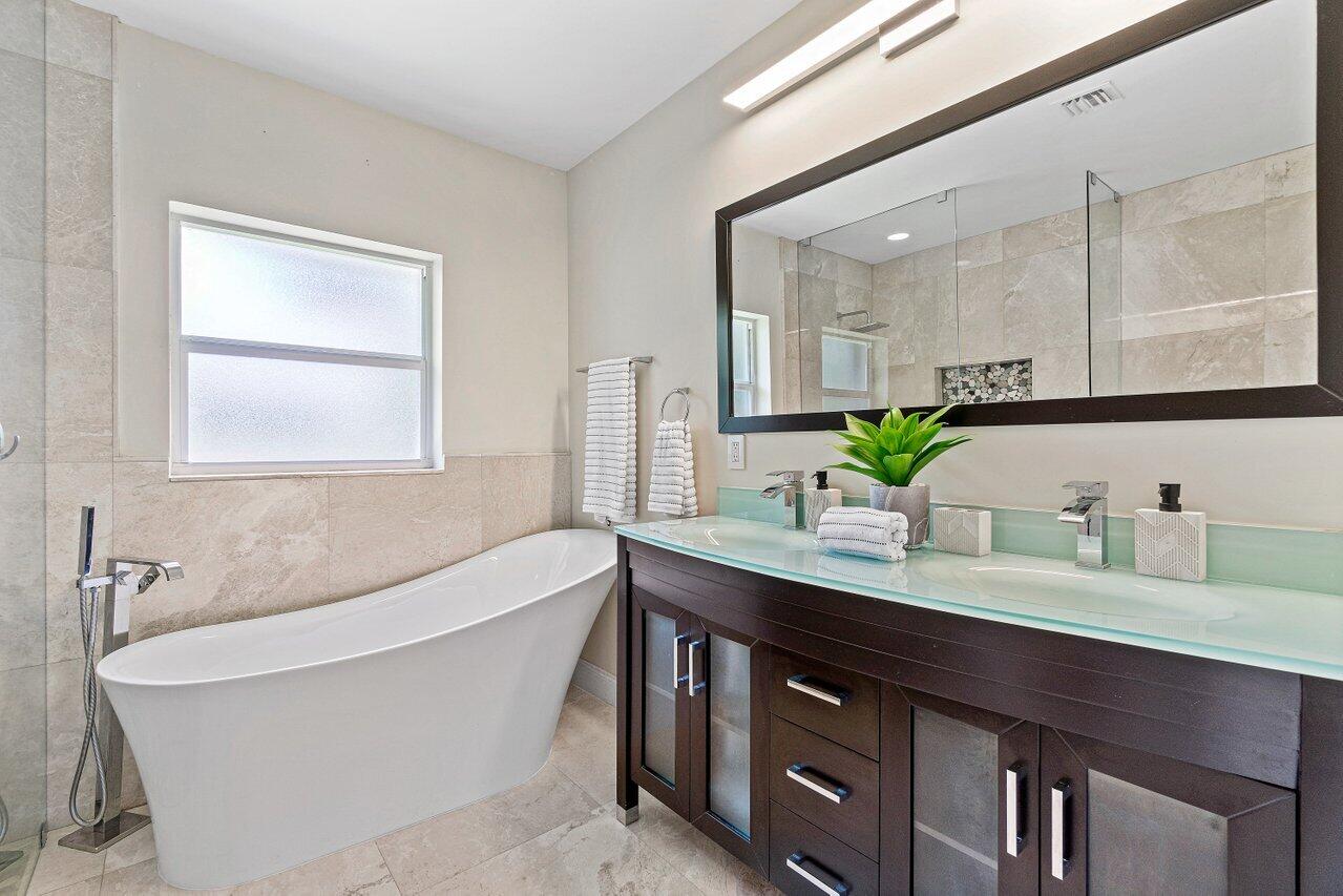 718 West Camino Real Boca Raton, FL 33486 - Photo 18 of 30 Primary Bathroom