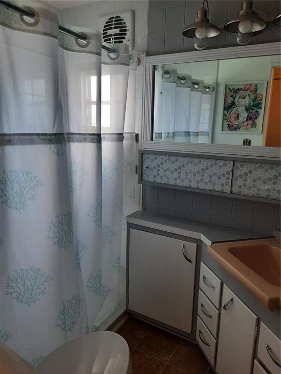 4 Palm Place Tavares, FL 32778 - Photo 19 of 20 a bathroom with a sink and mirror