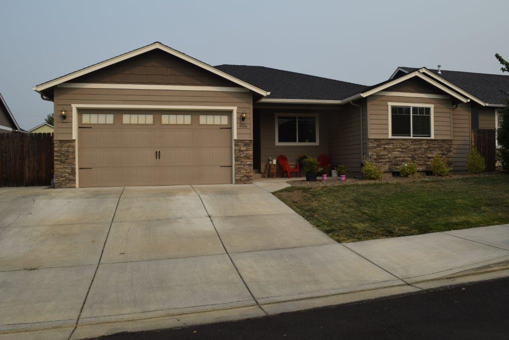 906 Win Way Eagle Point, OR 97524 - Photo 2 of 33 a front view of a house with a yard