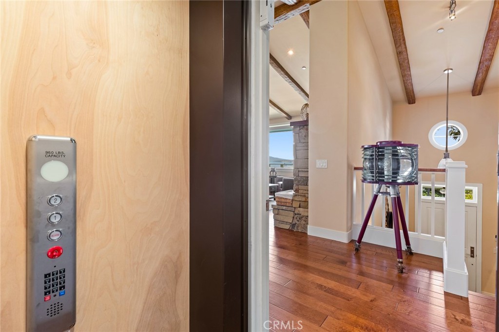 281 Main Street Morro Bay, CA 93442 - Photo 35 of 69 a very nice looking room with a wooden floor