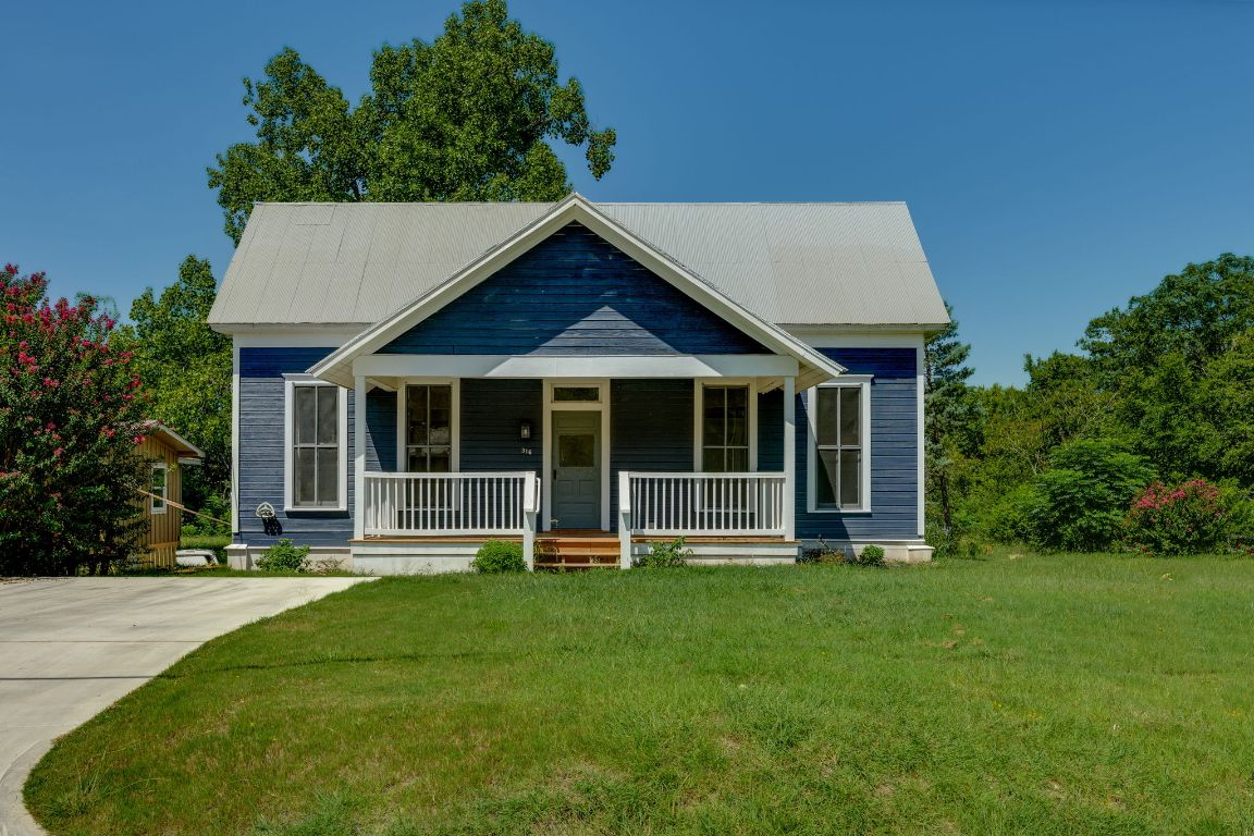 316 South Ave C, Unit B Elgin, TX 78621 - Photo 1 of 14 a house with garden in front of it