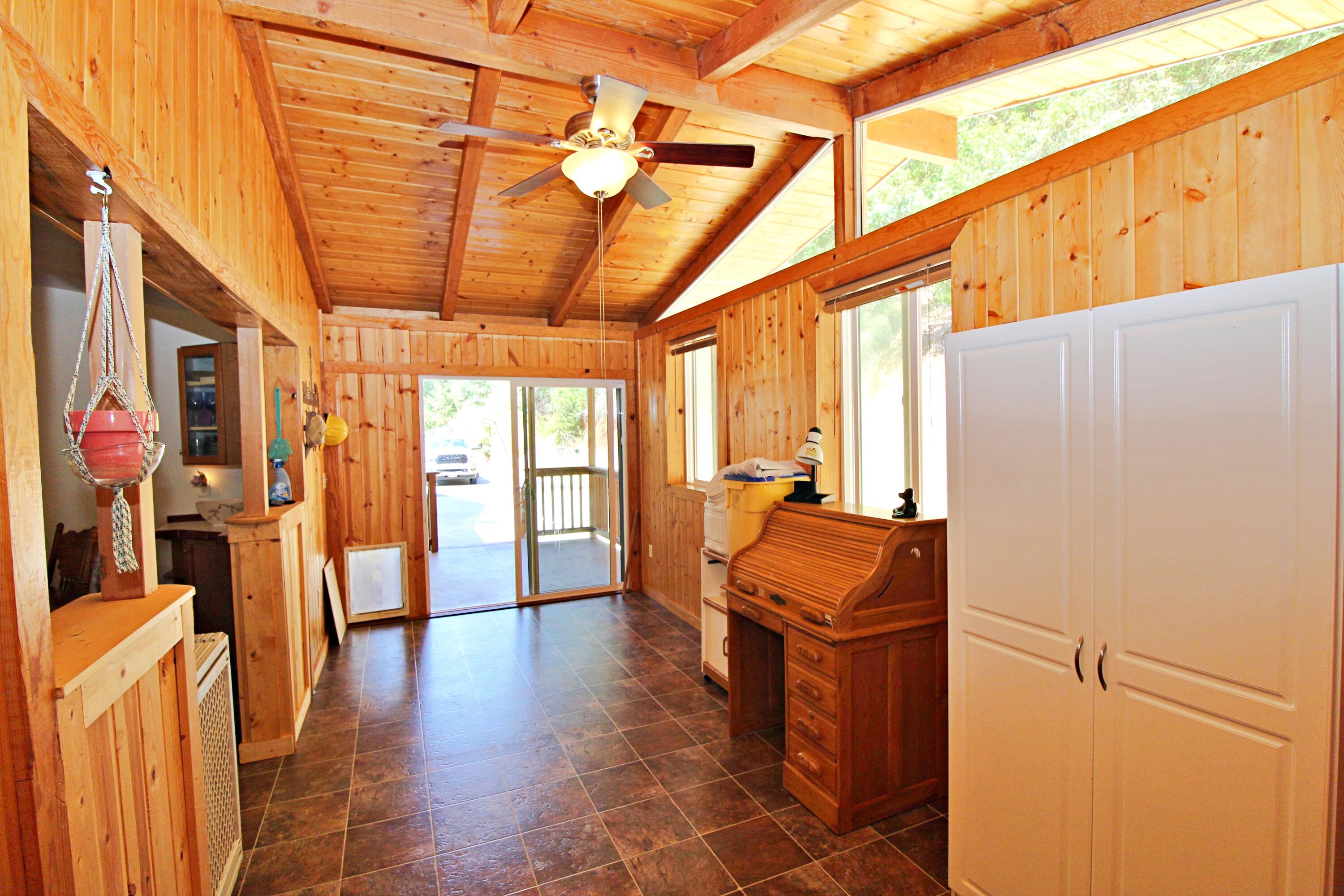 7732 North Applegate Road Grants Pass, OR 97527 - Photo 12 of 40 Entry room area