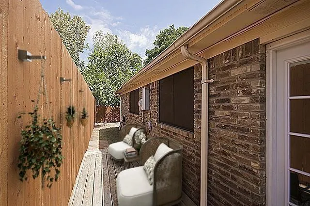 a view of a backyard