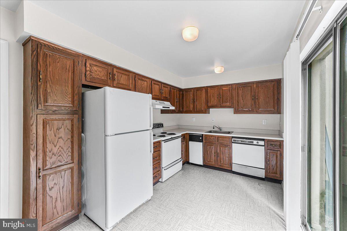 100 Llanalew Road, Unit 3C Haverford, PA 19041 - Photo 12 of 33 Kitchen