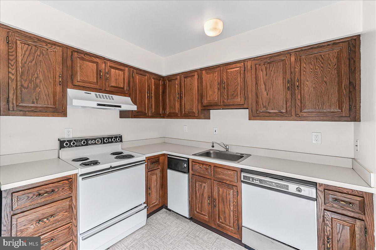 100 Llanalew Road, Unit 3C Haverford, PA 19041 - Photo 13 of 33 Kitchen