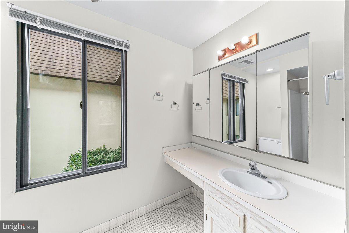 100 Llanalew Road, Unit 3C Haverford, PA 19041 - Photo 20 of 33 Primary Bathroom