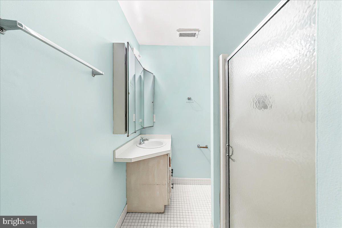 100 Llanalew Road, Unit 3C Haverford, PA 19041 - Photo 25 of 33 Bathroom