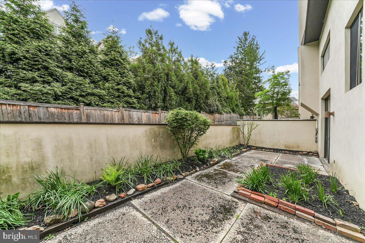 100 Llanalew Road, Unit 3C Haverford, PA 19041 - Photo 9 of 33 Patio