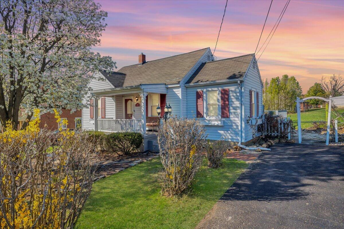 1210 Victory Road Southeast Roanoke, VA 24014 - Photo 1 of 5 GORGEOUS!