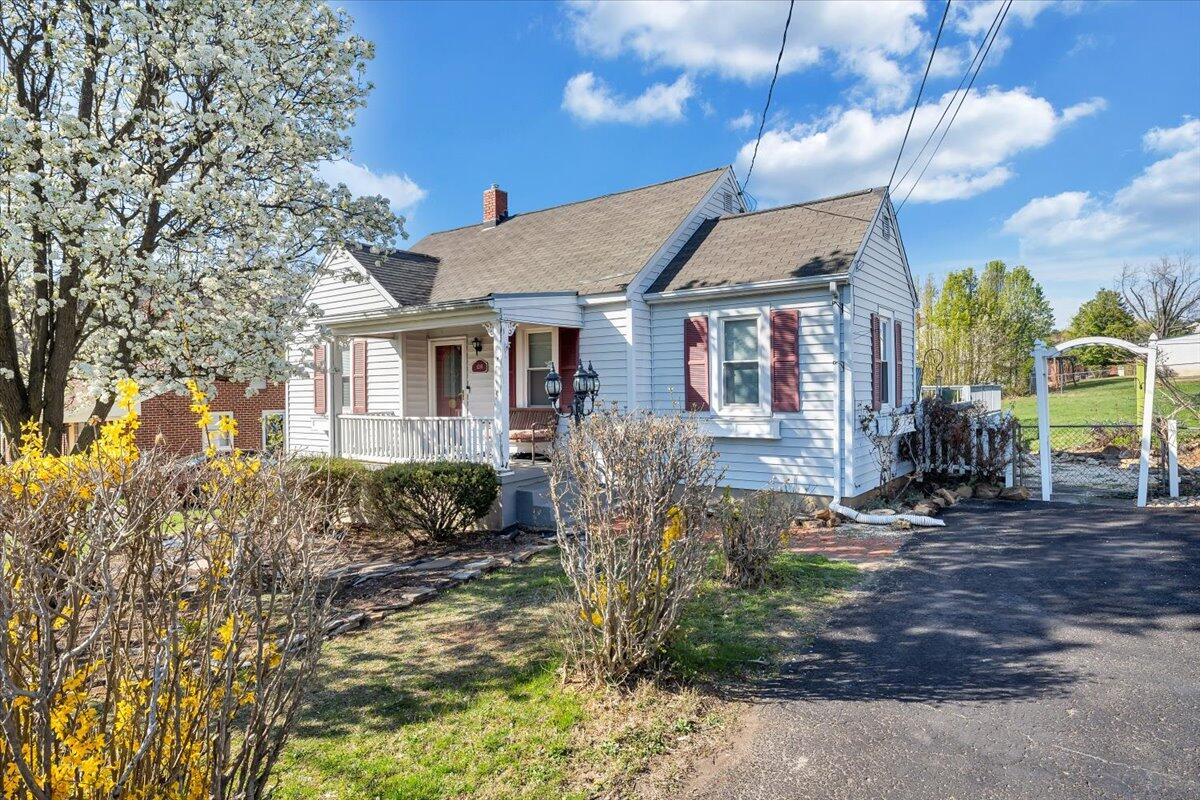 1210 Victory Road Southeast Roanoke, VA 24014 - Photo 3 of 5 NICE HOME!