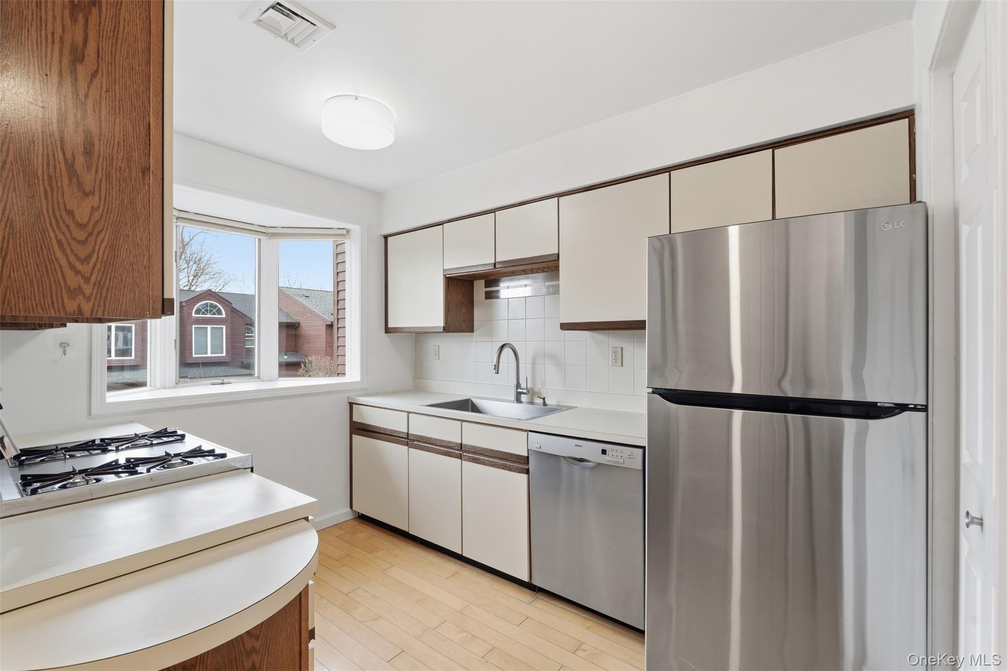 17 Knoll View Ossining, NY 10562 - Photo 7 of 34 a kitchen with a white stove top oven and refrigerator