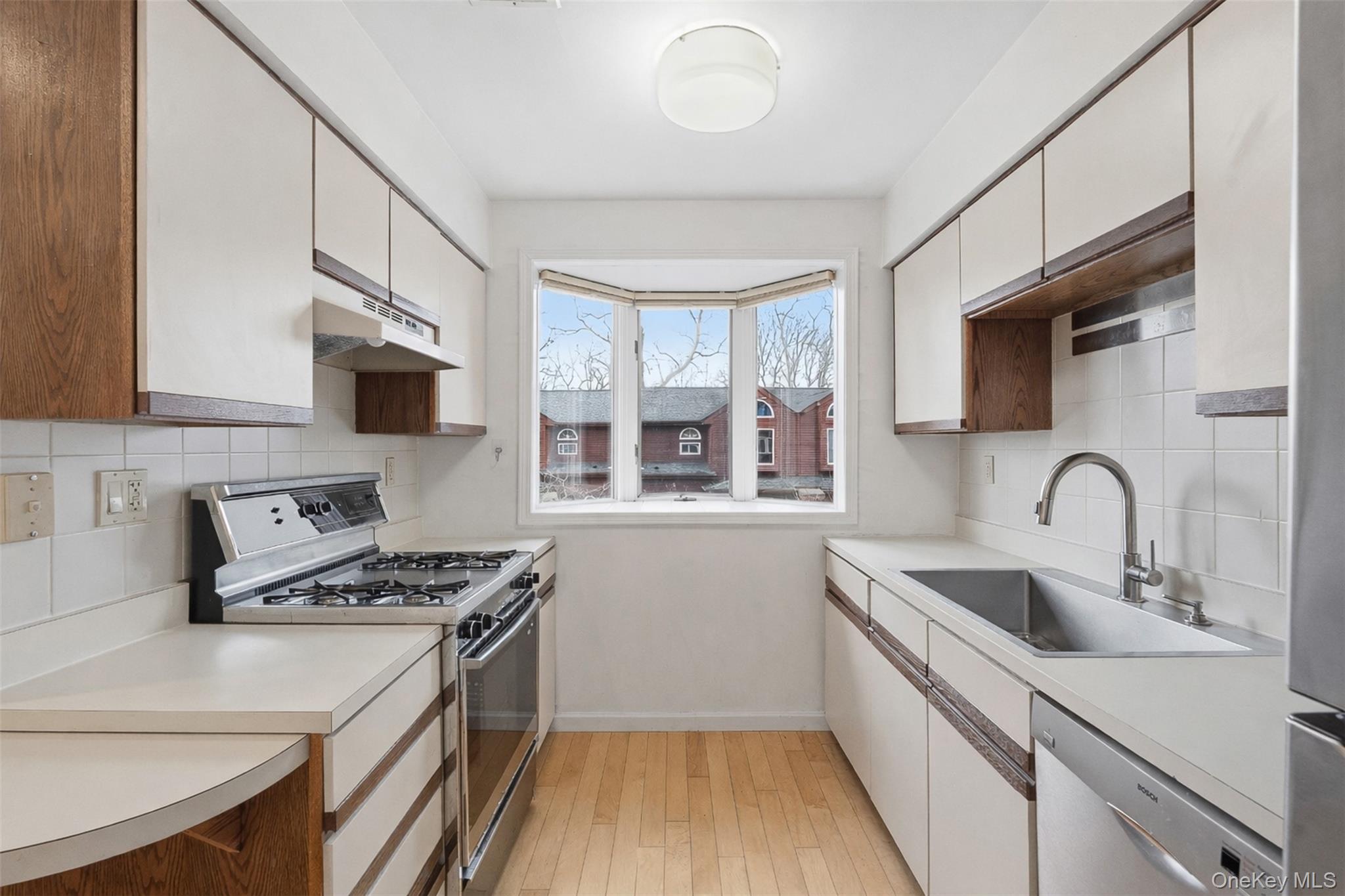 17 Knoll View Ossining, NY 10562 - Photo 8 of 34 a kitchen that has a sink and a stove
