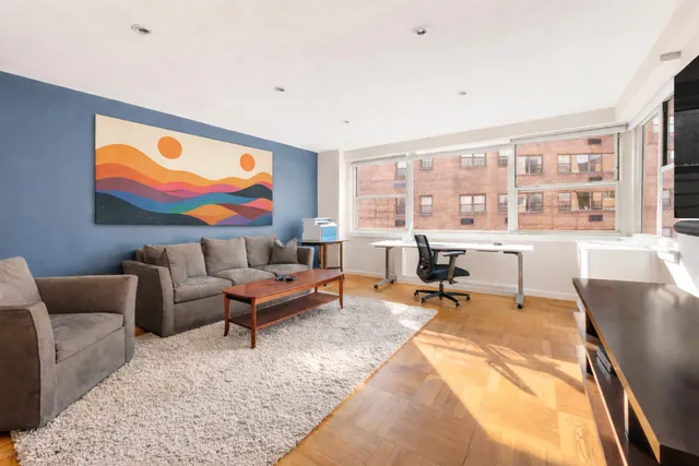 $469,000 | 233 East 70th Street, Unit 14R | Lenox Hill