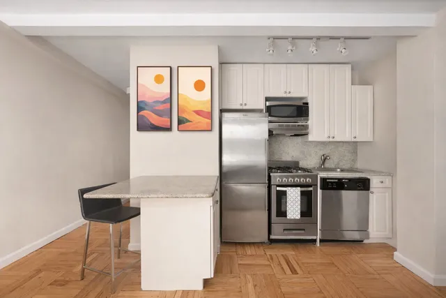 $469,000 | 233 East 70th Street, Unit 14R | Lenox Hill