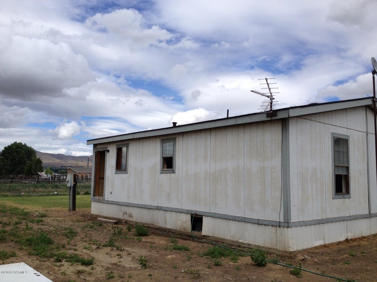 6304 Postma Road Yakima, WA 98901 - Photo 3 of 5 a backyard of a house