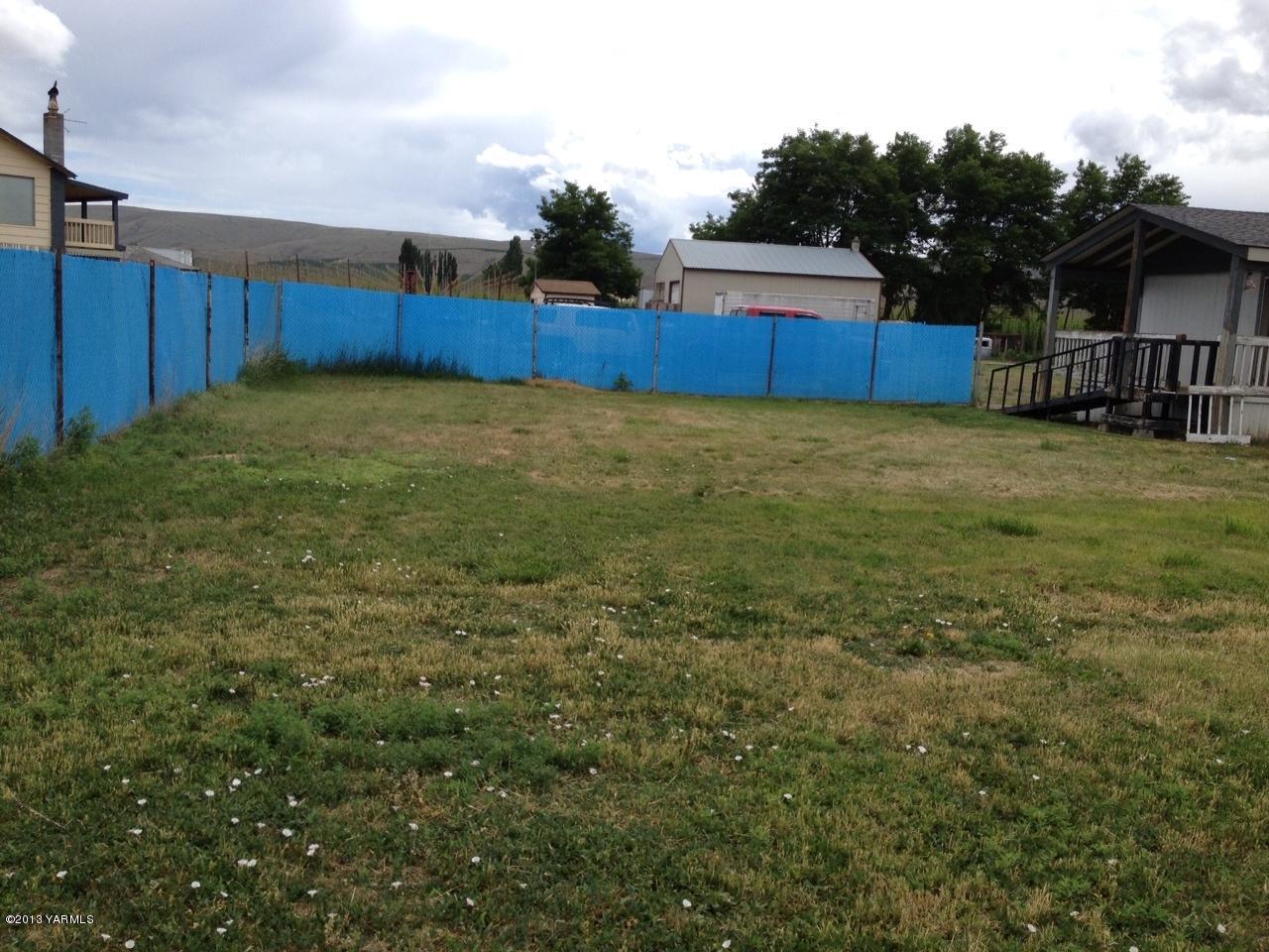 6304 Postma Road Yakima, WA 98901 - Photo 5 of 5 a view of a backyard