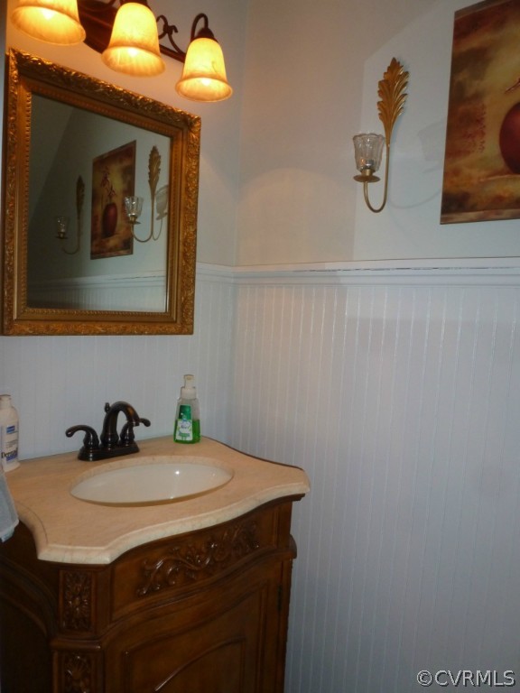 14806 Acorn Ridge Road Midlothian, VA 23112 - Photo 10 of 24 a bathroom with a sink and mirror