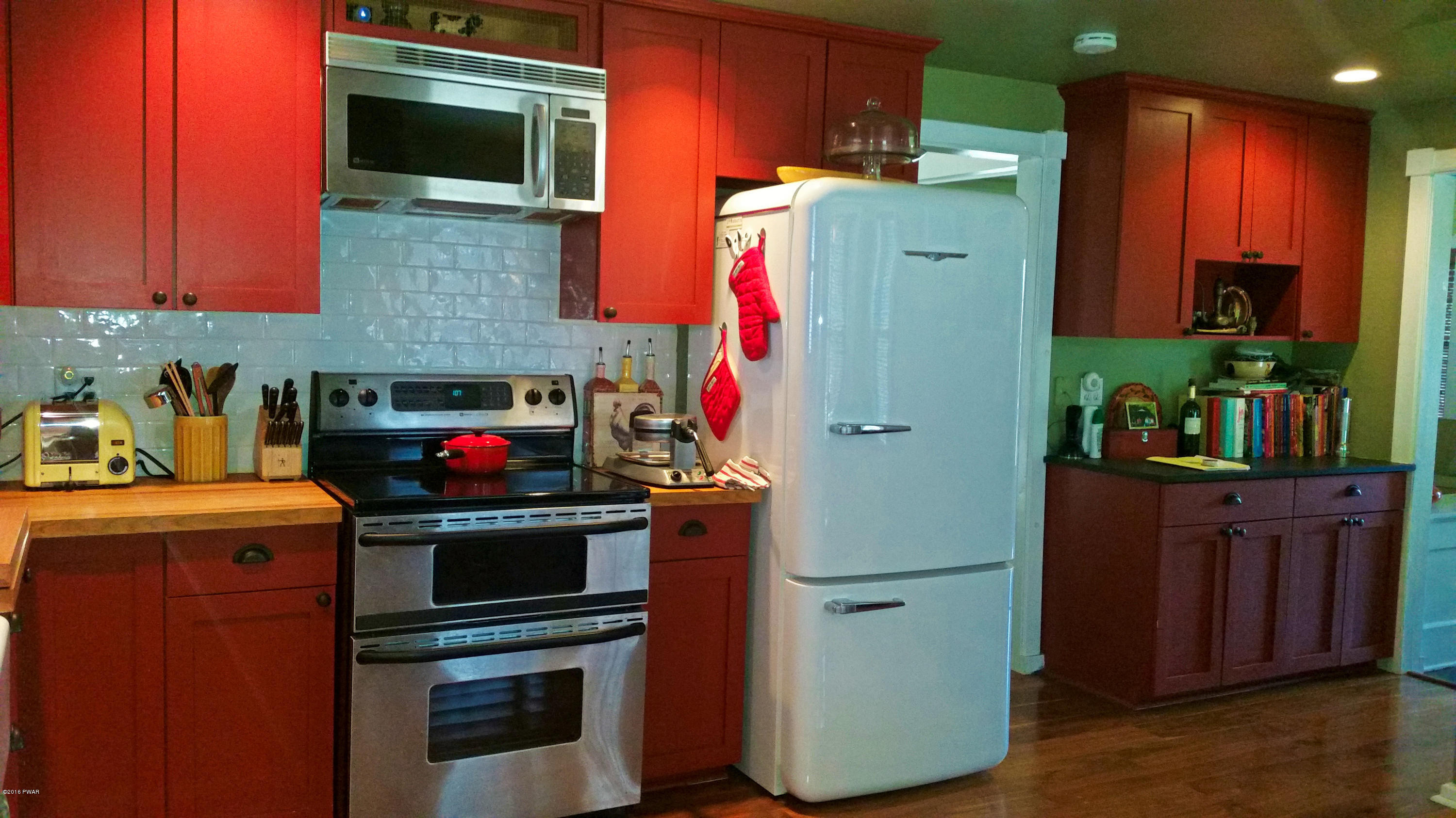 257 Raymondskill Road Milford, PA 18337 - Photo 7 of 39 Large Sunny Kitchen