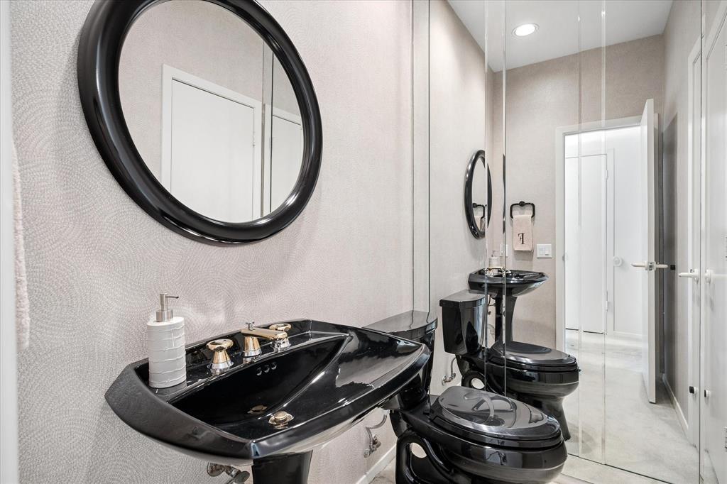 6419 Laurel Valley Road Dallas, TX 75248 - Photo 19 of 34 a bathroom with a sink and a mirror