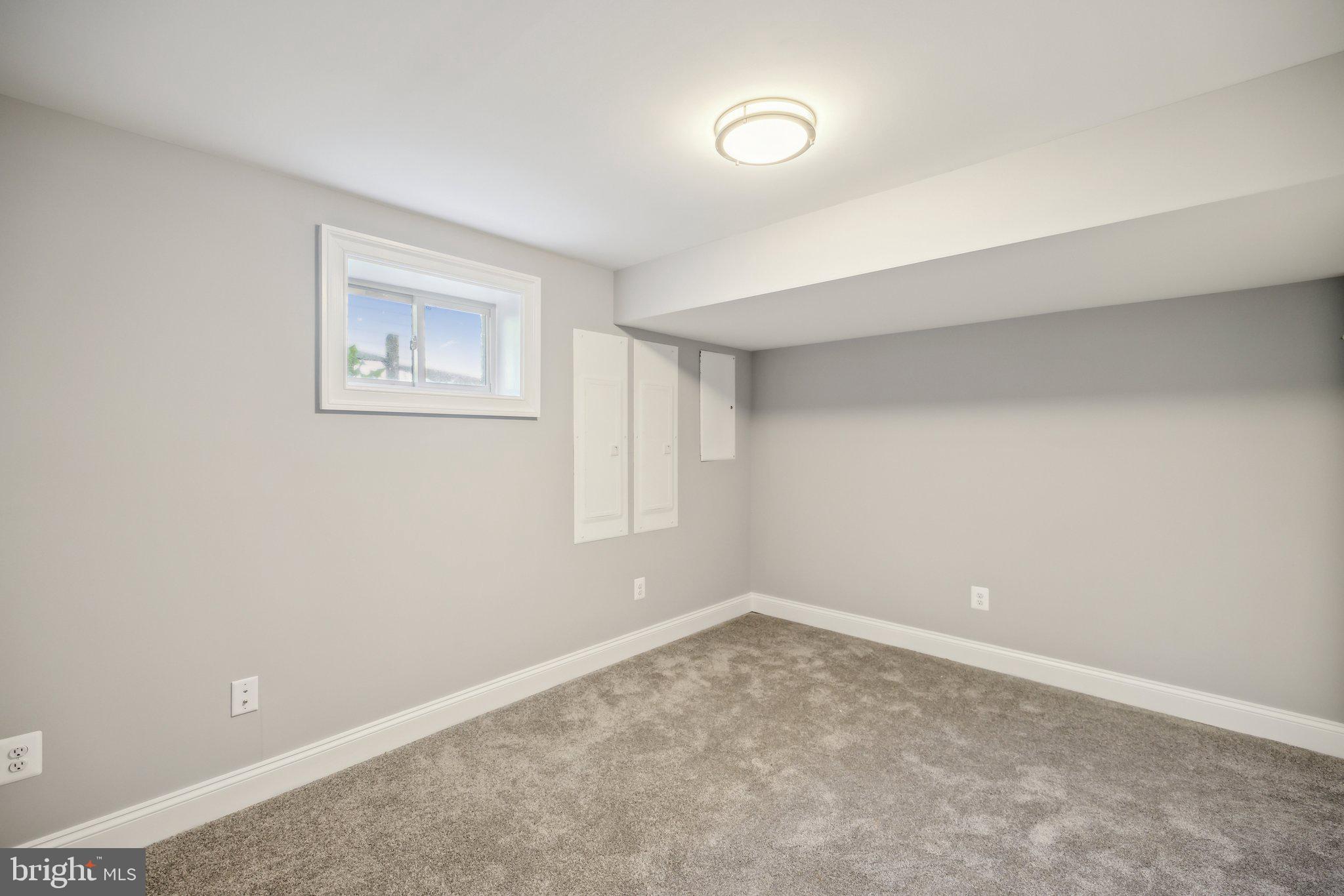 2811 21st Road South Arlington, VA 22206 - Photo 40 of 49 an empty room with a window